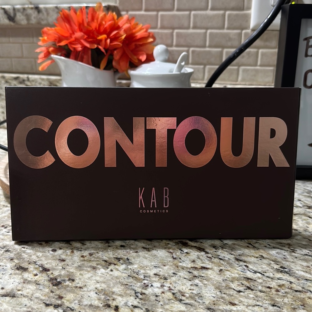💥NEW💥 highlight and contour face palate by KAB cosmetics